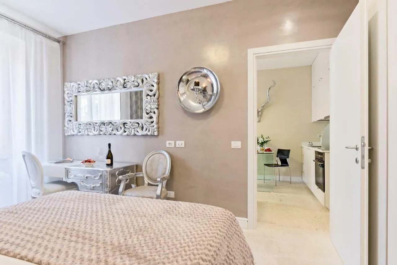 Petra Apartments Roma 0*,  Italia
